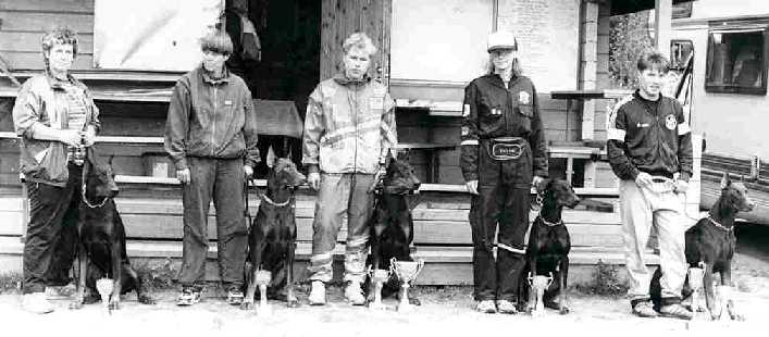 Dobermannien Suomenmestaruus suojelussa Mike ja Blitz